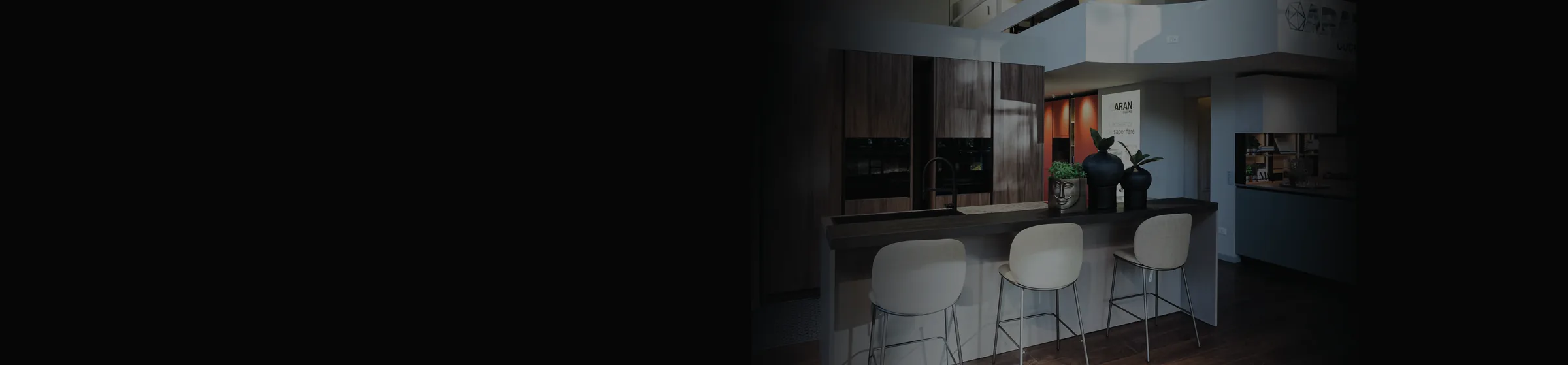 Showroom di arredamento con cucina e isola